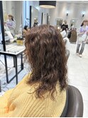 根元からくるくるした質感が可愛いパーマヘア