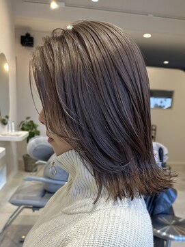  ミディアムレイヤーボブグレージュ顔周りカット