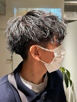 ライラ(Lyla)&nbsp;guest hair 波巻きスパイラル×前下がり刈り上げ高めマッシュ