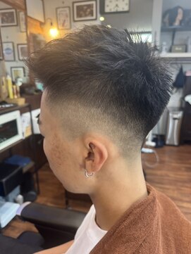 アーリータイムズ(EARLYTIMES) スキンフェードスタイル、フェザートップ