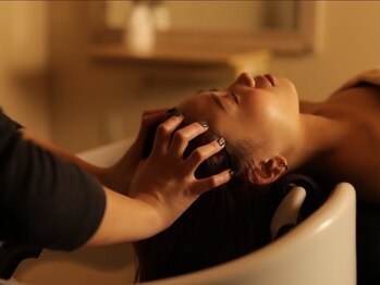 ヘアサロン グローリー(glory)の写真/【スパ二スト在籍！】実力派スタッフによる丁寧な施術で髪も心もリフレッシュ★地肌を整え、健康的な髪へ♪