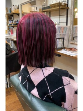 「周りと差がつく」ピンクのすじ感アンブレラカラー