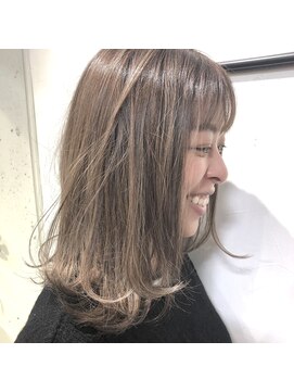 ペネロープ(Penelope) 外はねミディアムレイヤー×ハイライト