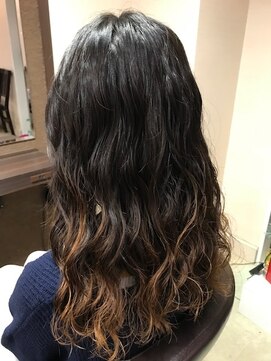 ルアンジュ(Le ange) ロングくるくるパーマカール系スタイル