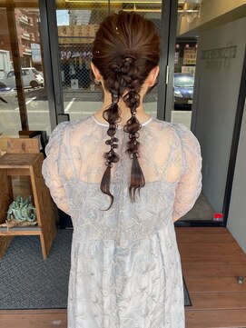 ヘア プロデュース キュオン(hair produce CUEON.) 編み下ろしツイン×お呼ばれヘア