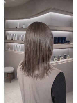 エレノア 静岡店(Eleanor) 【ミルクティーベージュ × 外はねストレート】