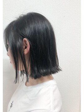 ジゼル(GiseL) パッツリ切りっぱなしボブ。