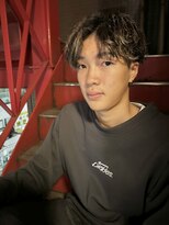 ロミーオム 本厚木(ROMMY. Homme)&nbsp;刈り上げスパイラルパーマ無造作センターパートメンズヘア