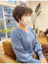 コムヘアー(COM HAIR)&nbsp;耳かけショート。ブラウンベージュ。