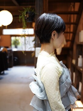 床の間 てぐしできまるショートヘア