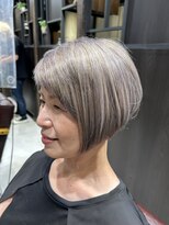 ロナロナ&nbsp;大人ボブ！ベージュシルバー白髪カラー