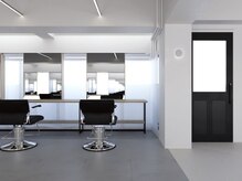 ロマリア ヒルズ 表参道 原宿(Lomalia HILLS)の雰囲気（オシャレで開放感のあるカットブース[表参道/原宿/ダブルカラー]）