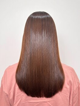ルビ(Rubi hair salon)の写真/【ダメージ最小限の縮毛矯正】髪質に合わせたオーダーメイドの薬剤選定で、思わず触れたくなる上質なツヤ感