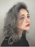 外ハネ大人ボブ透明感ホワイトカラー