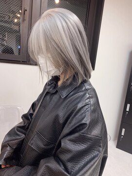 ペレ 渋谷(PELE) Y53_ ホワイト × グレージュ インナーカラー