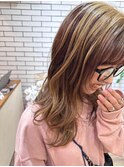 大人可愛いゆるふわウェーブロング ベージュハイライトカラー