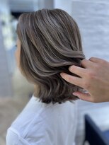 白髪活かし　ハイライトグラデーション　グレージュ