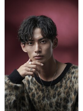 エース(ACES) 刈り上げ黒髪束感マッシュツーブロック波巻きパーマビジネス