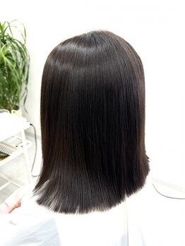 ヘアーメイク クーラ 行橋店(Hair make CURA)の写真/【行橋/髪質改善】当店人気NO.1の縮毛矯正で髪質改善◇ダメージを抑えたストレートで柔らかな手触りに
