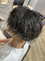 エヌプラス(N+)&nbsp;刈り上げセンターパートサーフカールブルーブラッフェザーパーマ