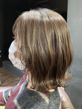 レパーン(Lepa) 切りっぱなしボブに波巻きアクセント