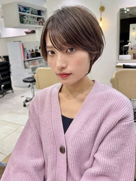 アンド ストーリーズ(&STORIES) 前髪あり耳掛け丸みくびれショートボブ20代30代40代50代(蘭)