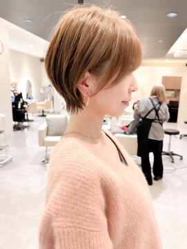 シシ 大宮(She 2.) 耳掛けショートボブ/襟足束感ショート/アッシュベージュ