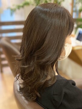 フリージア(freesia) 30代40代50代/艶巻き髪スタイル/ふんわりカール/大人ロング