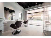 窓が大きく開放的な店内　ゆっくりとリフレッシュして頂けます♪