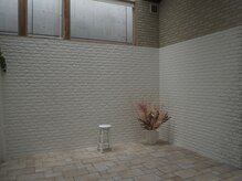 モカラ バイ レーコ(mokara by REKO)の雰囲気(自然光がしっかりと入る撮影スタジオです)