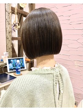 ラフ 新宿(Laff) 切りっぱなしボブ 前下がりボブ 丸みショートボブ 縮毛矯正