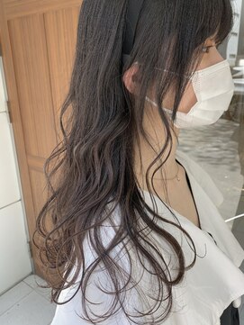 インビテーション(invitation) パーマ風ふんわりロング