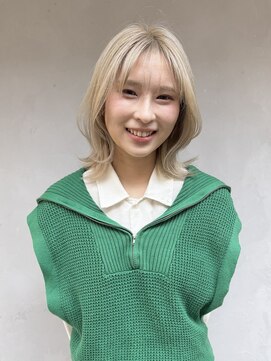 ヒトワ(hitowa) ハイトーンウルフ/くびれミディ/外ハネ/金髪/顔まわりレイヤー