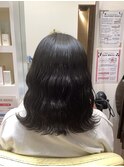 大人かわいい黒髪暗髪ぱつっとセミロングなみなみウェーブ20代