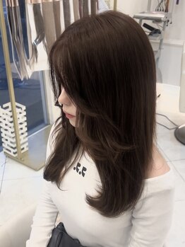 シャルム バイ アローズ 久留米店(CHARM BY AROSE)の写真/【小顔見せが叶う】繊細レイヤーカットで抜け感をプラス♪印象を変える、最旬の似合わせ顔周りへ!