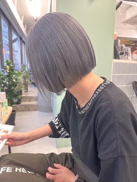 ヒビヲ 天神警固(HIBIO) ショートボブ切りっぱなしボブタッセルボブブリーチダブルカラー