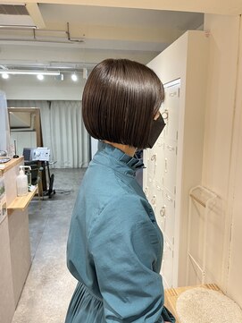 シア(sia) ぱつっと丸みボブ