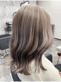 外ハネミディ くびれレイヤーカット ミルクティーハイライト