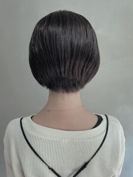 横顔を綺麗に魅せる。大人ナチュラルショート