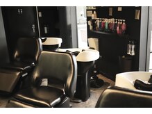 エフ・エールの雰囲気（シャンプー台はバックシャンプーを3台完備。）