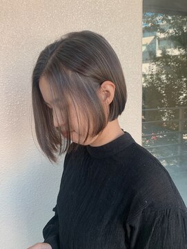 ロエ(loe) ハイライトで透け感アッシュ！大人ぱっつんボブ♪