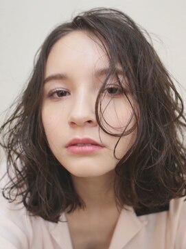 ピズム(PISM) セミウェットウェーブ/ペールベージュ/くびれヘア/ベビーバング