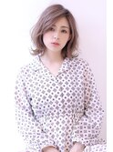 ミルクティーベージュの外ハネスタイル