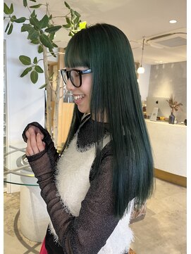 レティ(lety) ブリーチなし。パツっとロング × 深めな green color