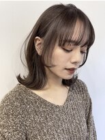 ミディアムレイヤー外はねカール顔まわり