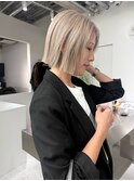 ホワイトベージュブロンド切りっぱなしボブ外ハネ