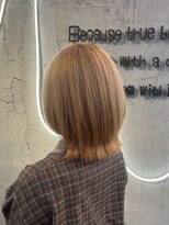 ヴィサージュバスク(VISAGE ba.s.k)&nbsp;ブリーチ必須！儚さ増すミルクティーベージュ外ハネ