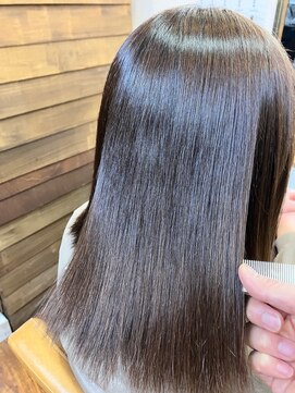 トリート(TREAT) 【うねり改善】艶髪ストレート＋疲労回復艶髪ヘッドスパ＋カット