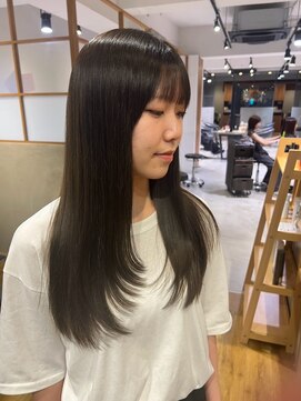 アカラ(acala) レイヤーカット【20代/30代/イルミナカラー/縮毛矯正】