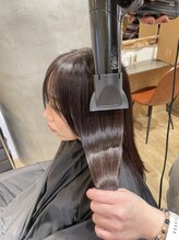 ドライヤーの熱から髪を守る、洗い流さないトリートメント。乾かすときも髪への負担に配慮